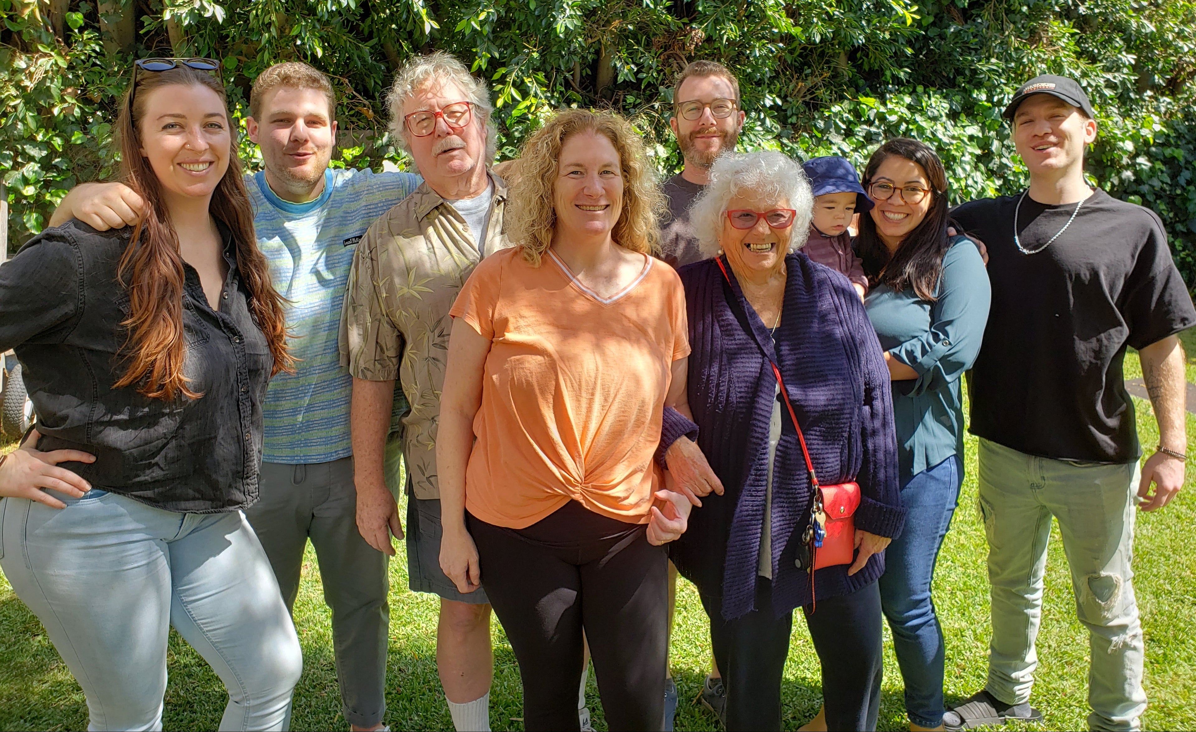 Flap Happy owner and designer Laurie Lipson Snyder family backyard photo. 8 adults and 1 baby.